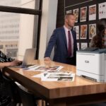 Stampante a colori Xerox® C310 persone in ufficio