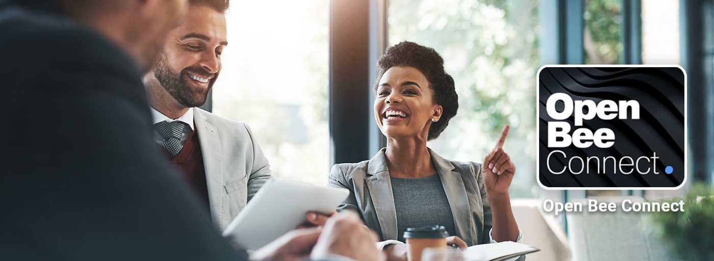 Uomini e donne sorridenti in una riunione