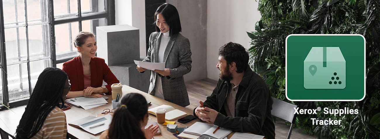 Foto di riunione del personale con il logo Xerox Supplies tracker